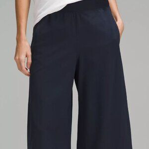 NWT Lululemon Stretch Woven High-Rise Wide-Leg Cropped Pant in True Navy, Size M